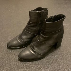 Oak black ankle boots